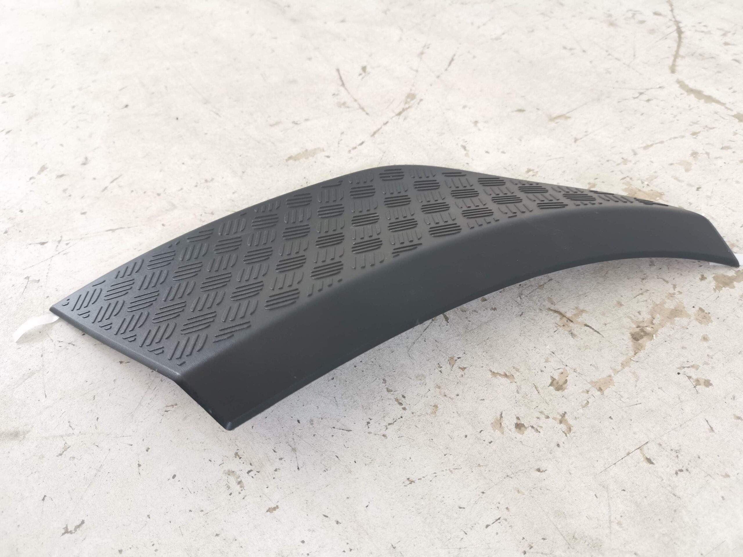 Ляв калобран / Mud Guard Left Land Rover Defender 2 generation [ - ] L