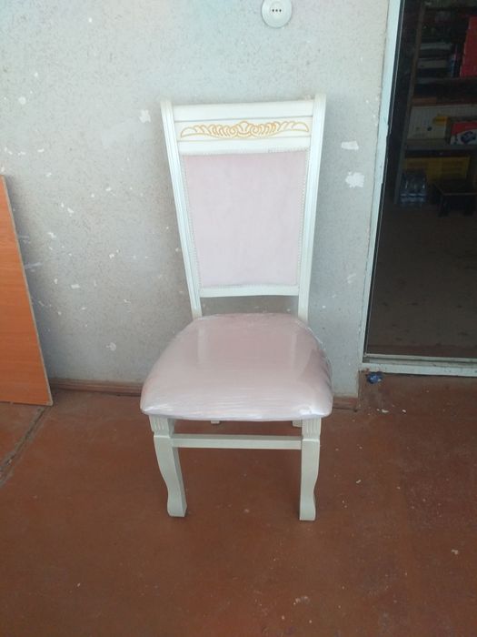 Stul ,vaza,gul sotiladi