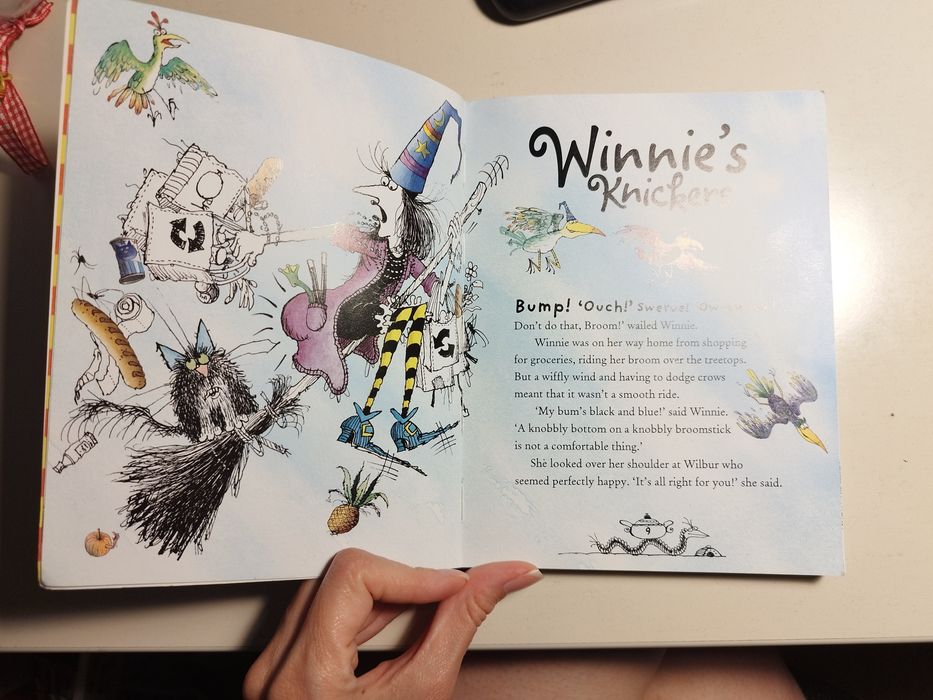Вещицата Уини - книжки на английски Winnie the w