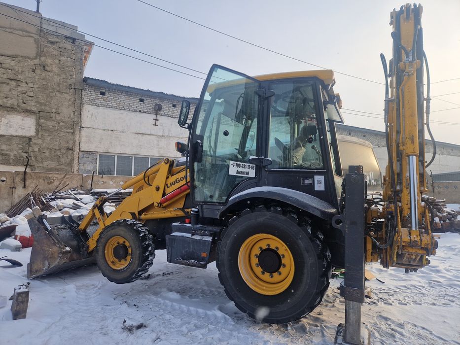 Экскаватор погрузчик 3в1 с гидромолотом