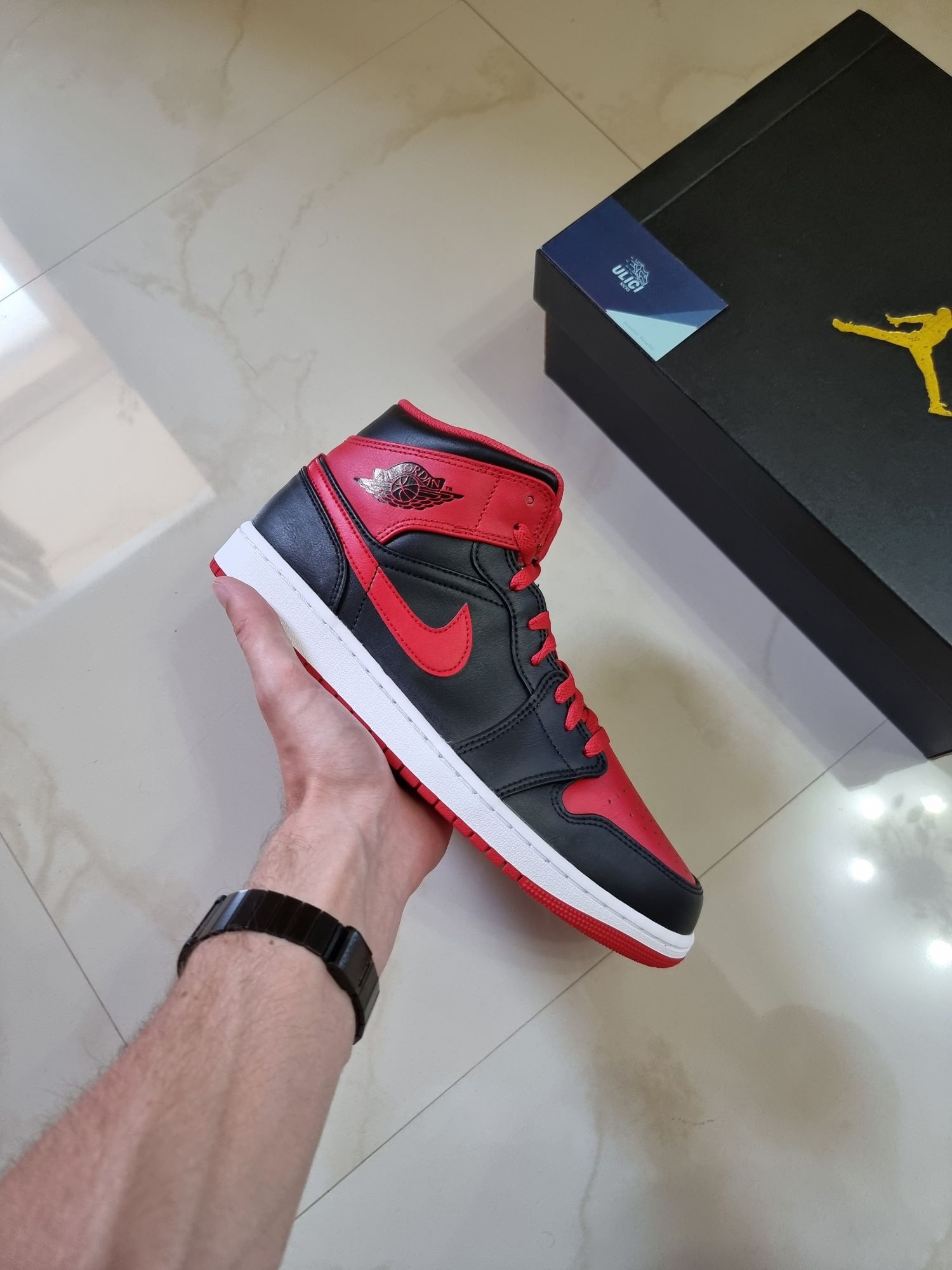 Jordan 1 mid Bred