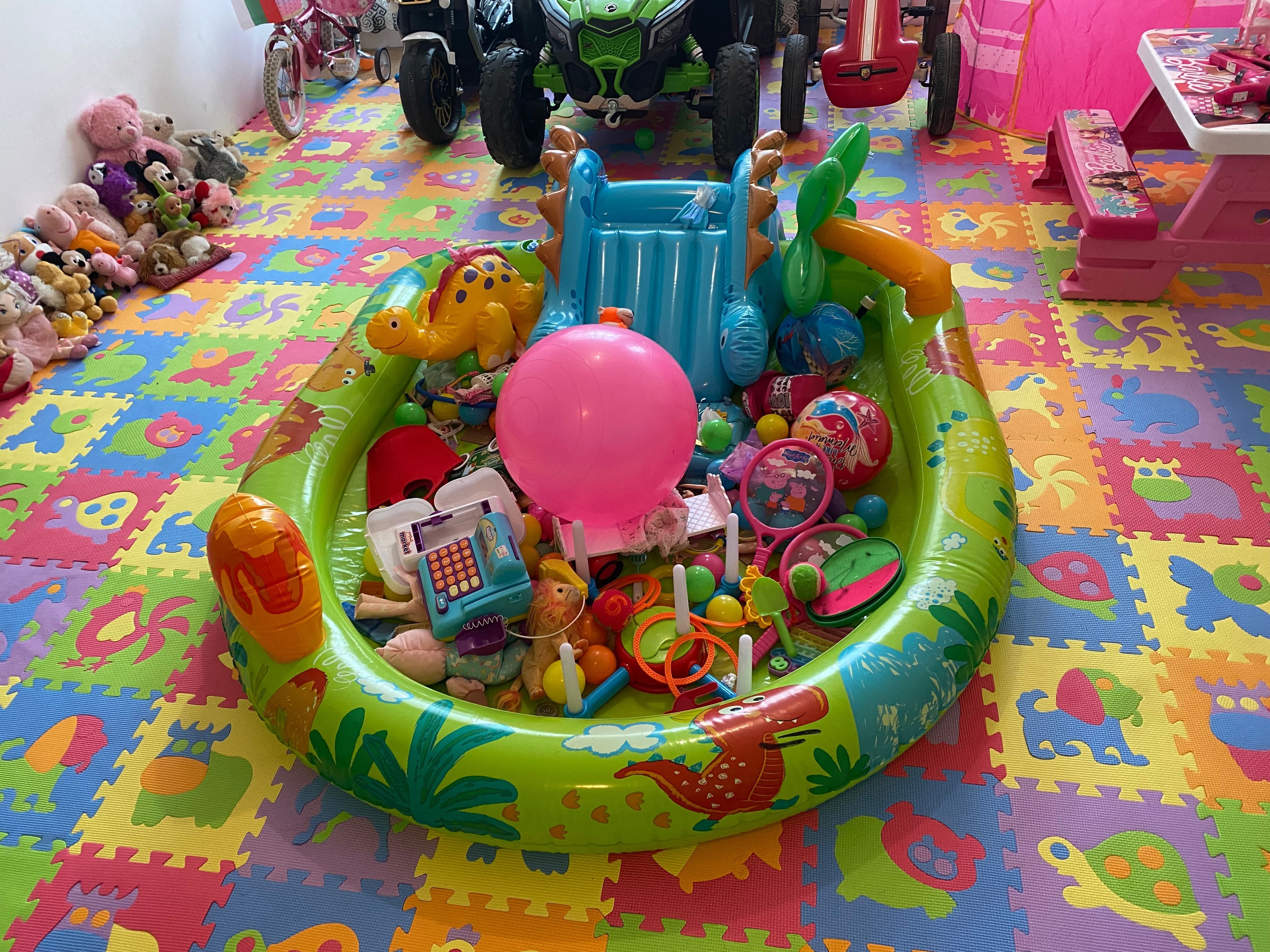 Цяла детска стая с играчки за момиче, двуместен акумулаторен джип