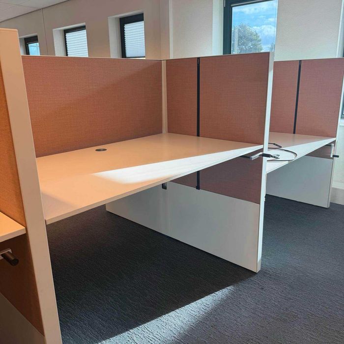 Birou cu panouri despărțitoare, reglaj înălțime, izolare fonică