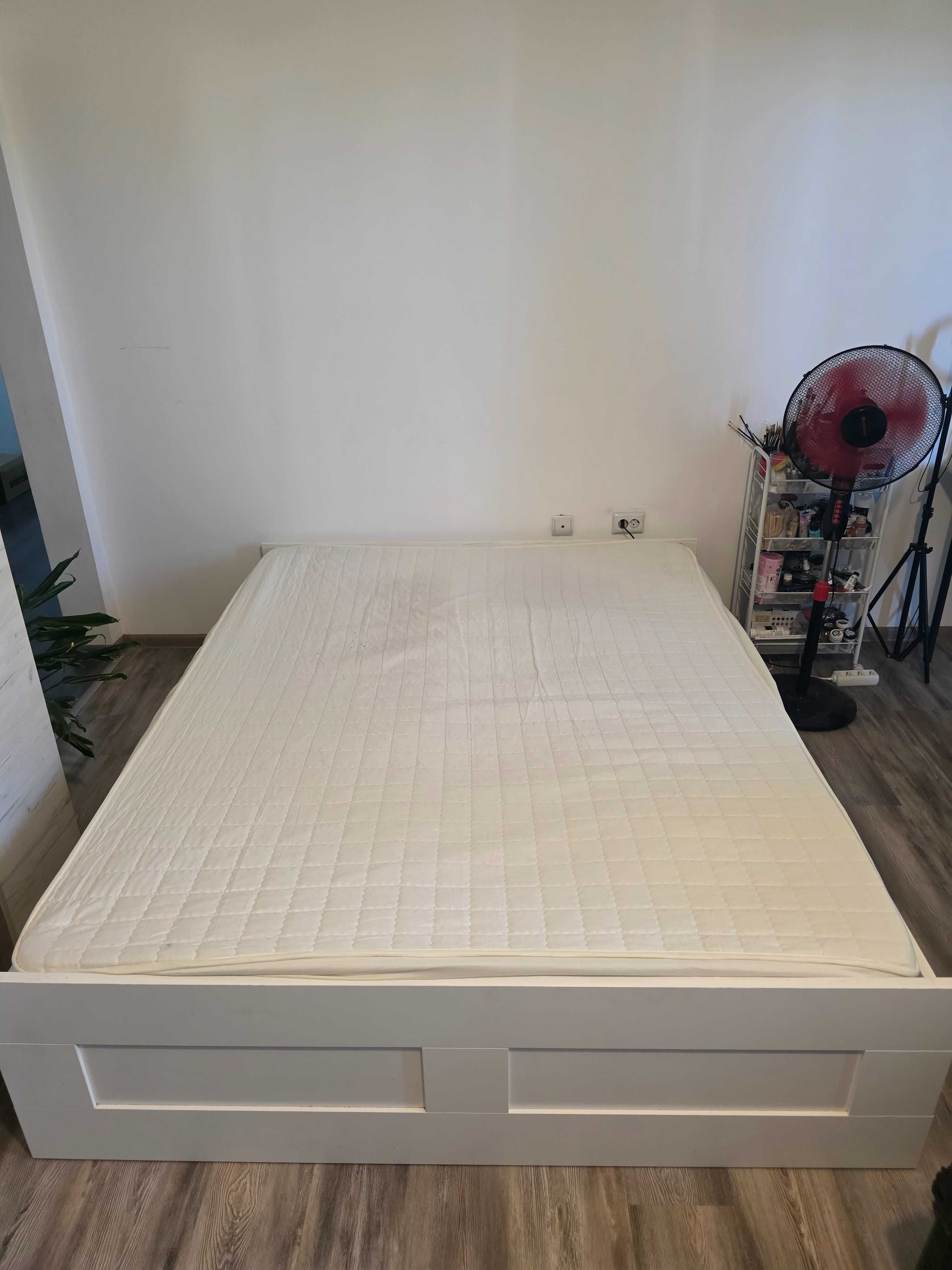 Pat 160 x 200 cm, din pal, cu cadru metalic si somiera din lemn