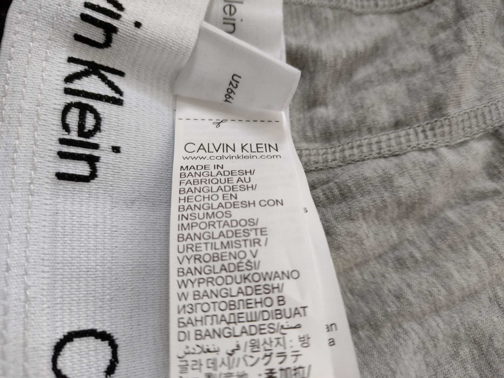 Vând chiloți boxeri Calvin Klein măsură S ,M ,L , XL