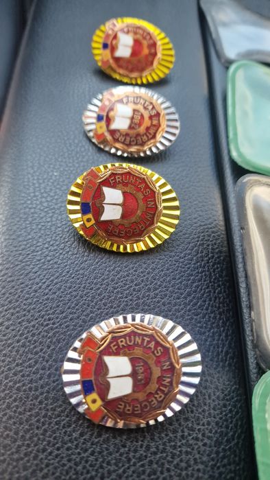 Colecție Medalii , Insigne și Decorații