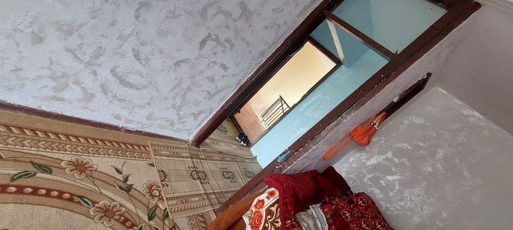 Продаётся 1 ком квартира в чирчике 4 мкн 4 этаж не далеко от дороги