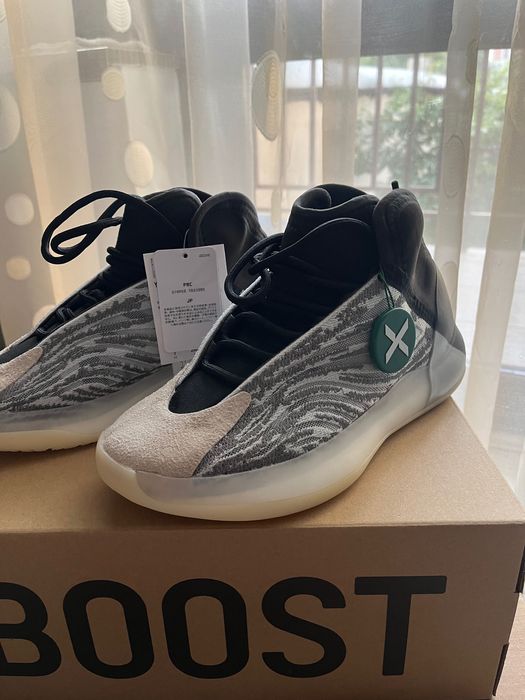 Yeezy Quantum Lifestyle Sneakers