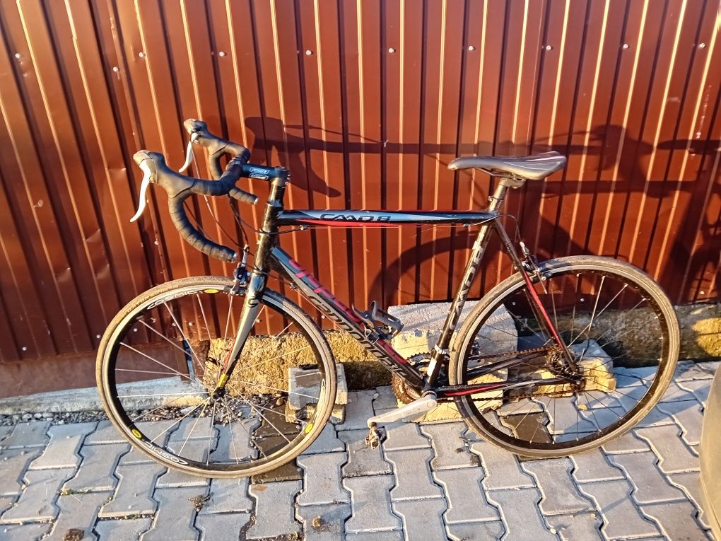 Vând cursiera Cannondale CAAD 8