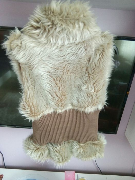 Vesta blana artificiala