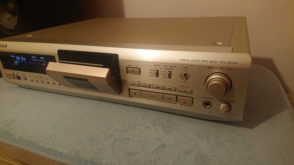 Sony DAT DTC-ZE700
