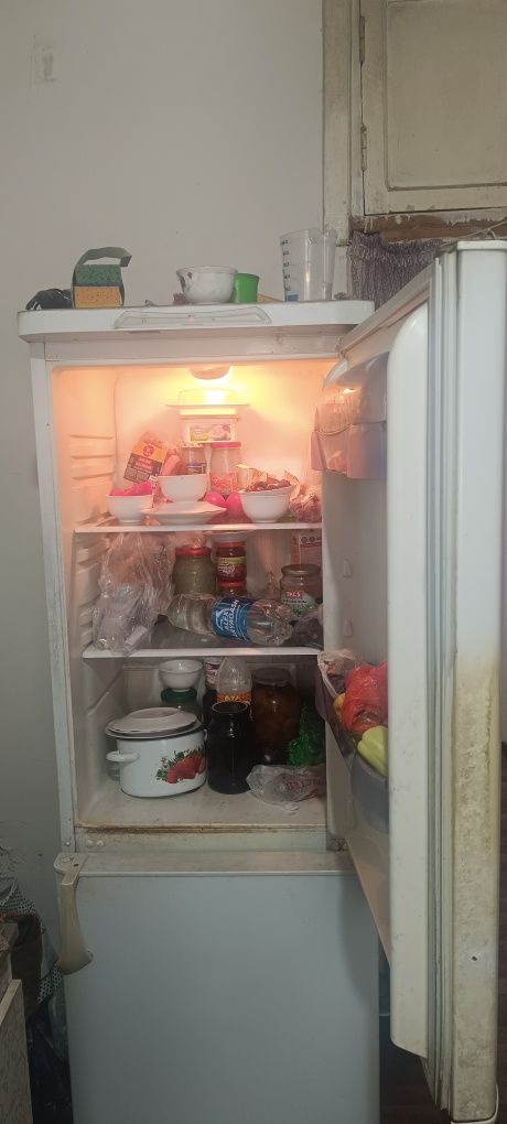 продается холодильник бирюса