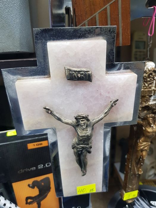 Най-различни модели кръстове купени са от Франция