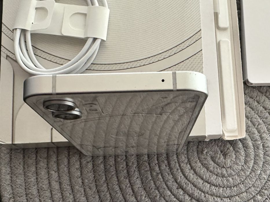 Nothing Phone 1 БЯЛ 256GB / 8 + 2 GB RAM пълен комплект в чудесен вид