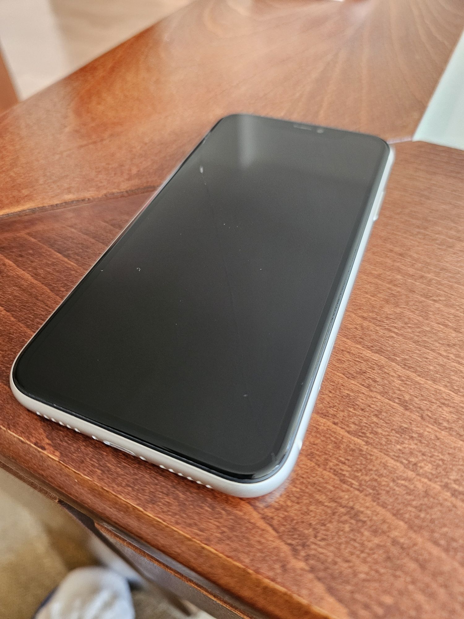 IPhone 11 Бял Заключен!