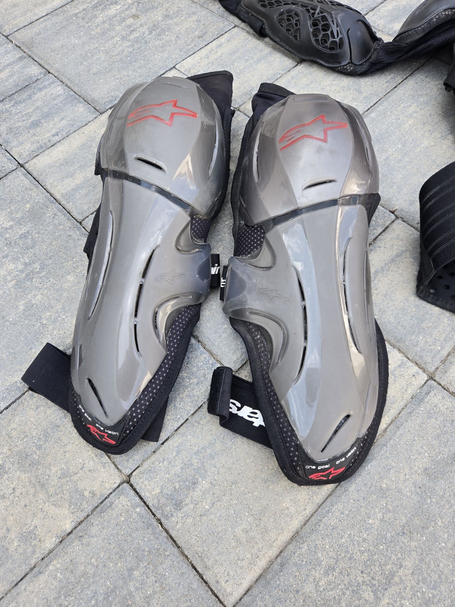 Armură de protecție ALPINESTAR si genunchiere Alpinestar