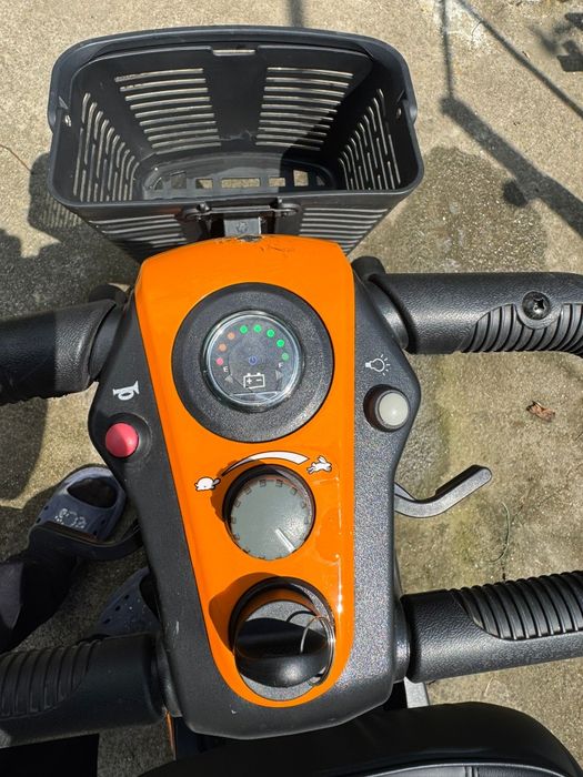 Scuter pentru persoanele vârstnice sau  h mobilitate scazuta