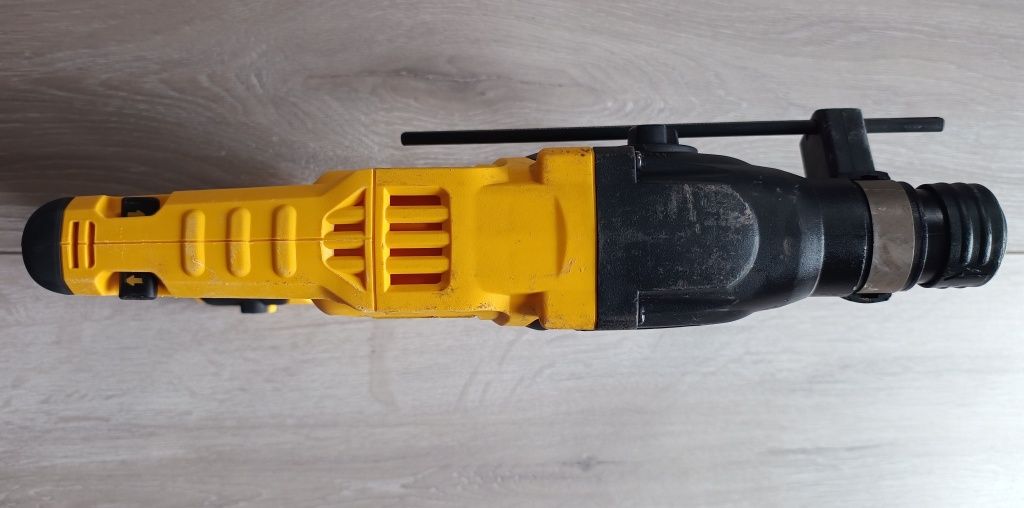 DeWalt DCH033 Ciocan rotopercutor
Motor brushless, far