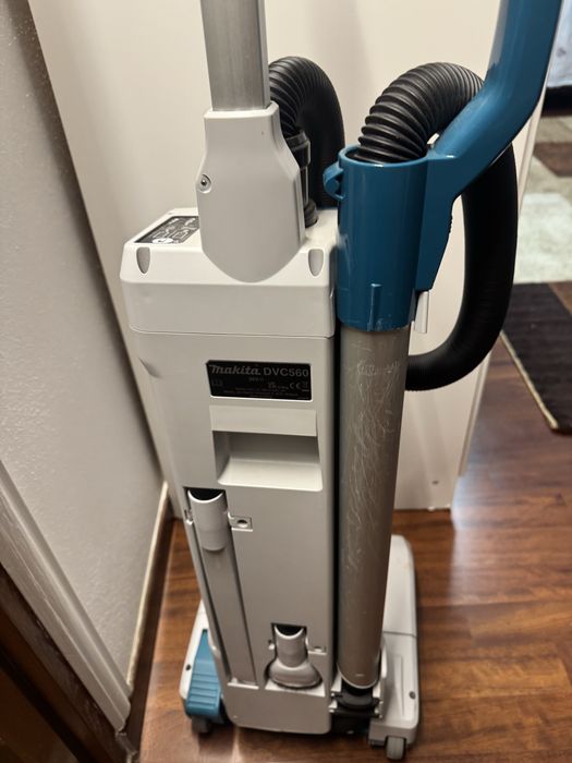 Makita Dvc560PT2 aspirator cu incarcator si 2 bateri
