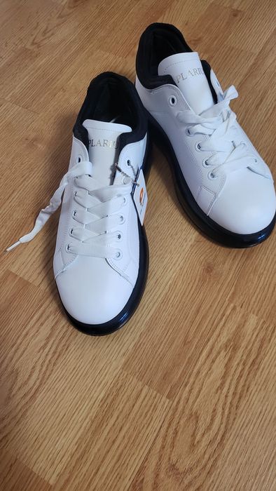 Adidasi noi cu eticheta