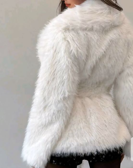 Бяло пухкаво палто