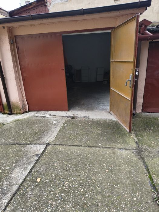 Ofer spre închiriere garaj și parcare auto