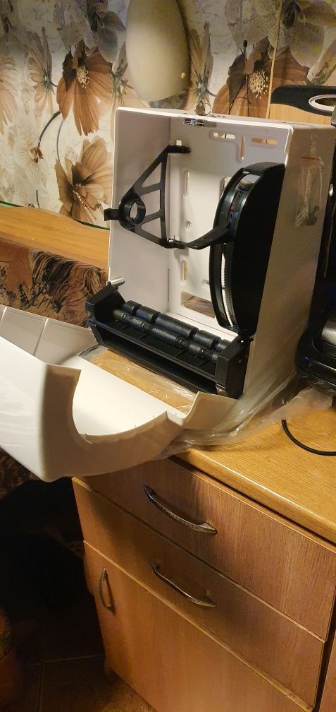 Dispenser prosop-role de hârtie