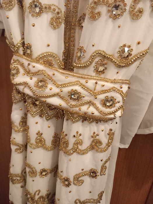 Кафтан бял със златни камъни и мъниста