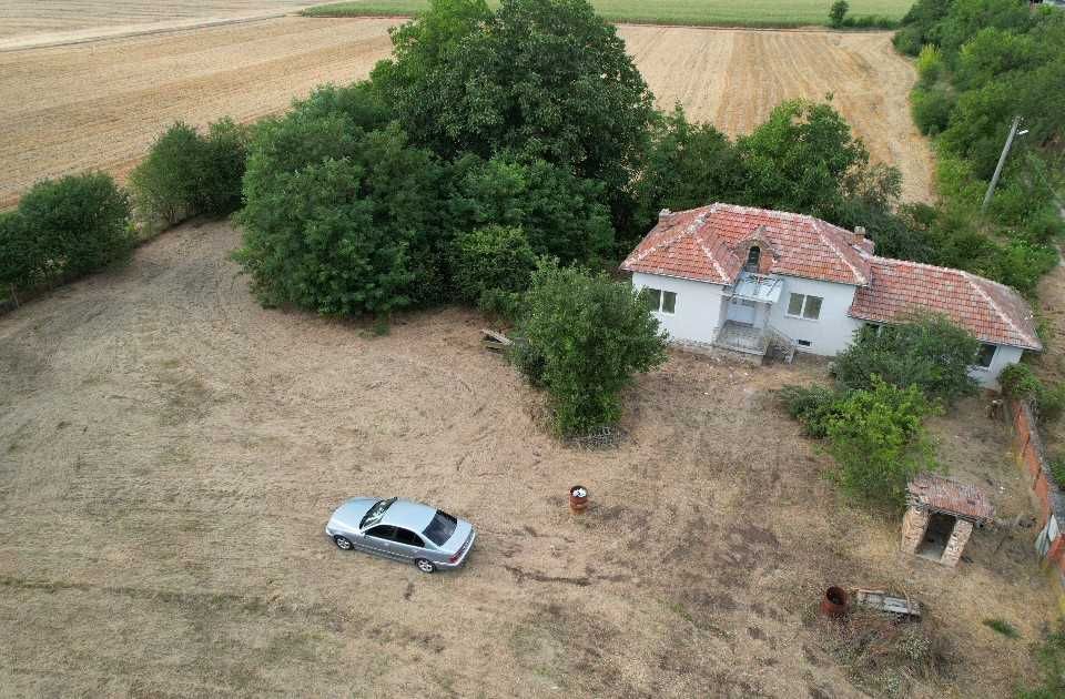 Продава се къща с голям двор в с. Русаля, обл. Велико Търново