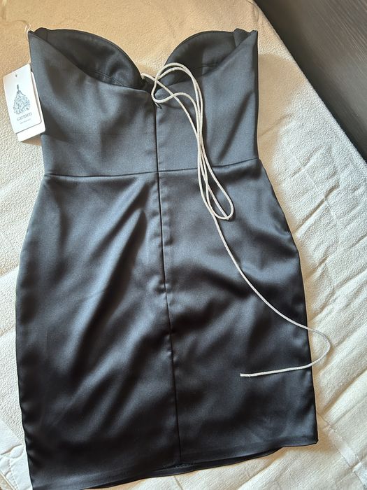 Чисто нова черна рокля