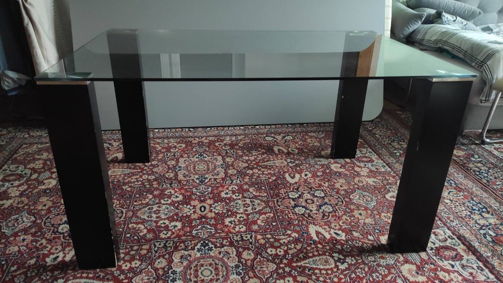 Продавам стъклена маса и стъклена стока за телевизор