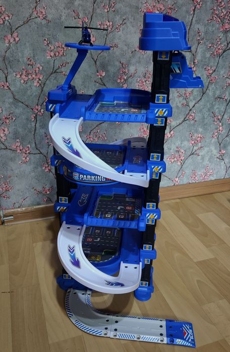 Игрушечная трасса для маленьких машинок