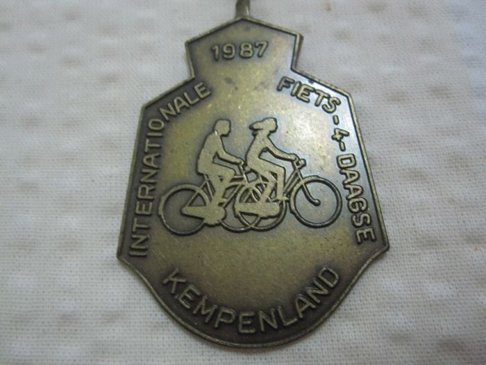 Set 3 Medalii internationale ciclism din anii 84-93-colectie,ieftine