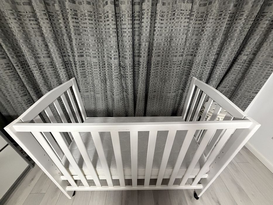 Patut din lemn alb pentru bebe