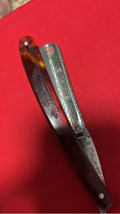 Piesa originala gravata color cu semnatura