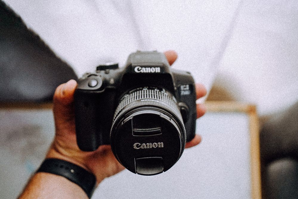 Продавам Canon EOS 750D + обектив EF-S 18-55