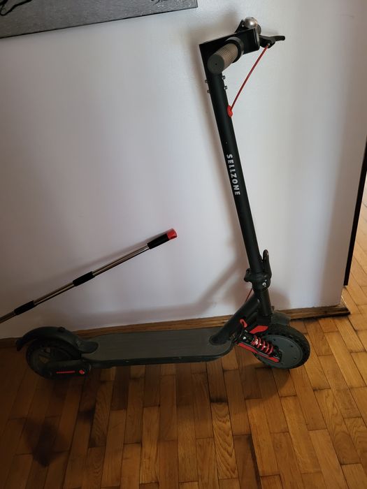 Trotinetă eletrică care merge cu 30 km și are Bluetooth