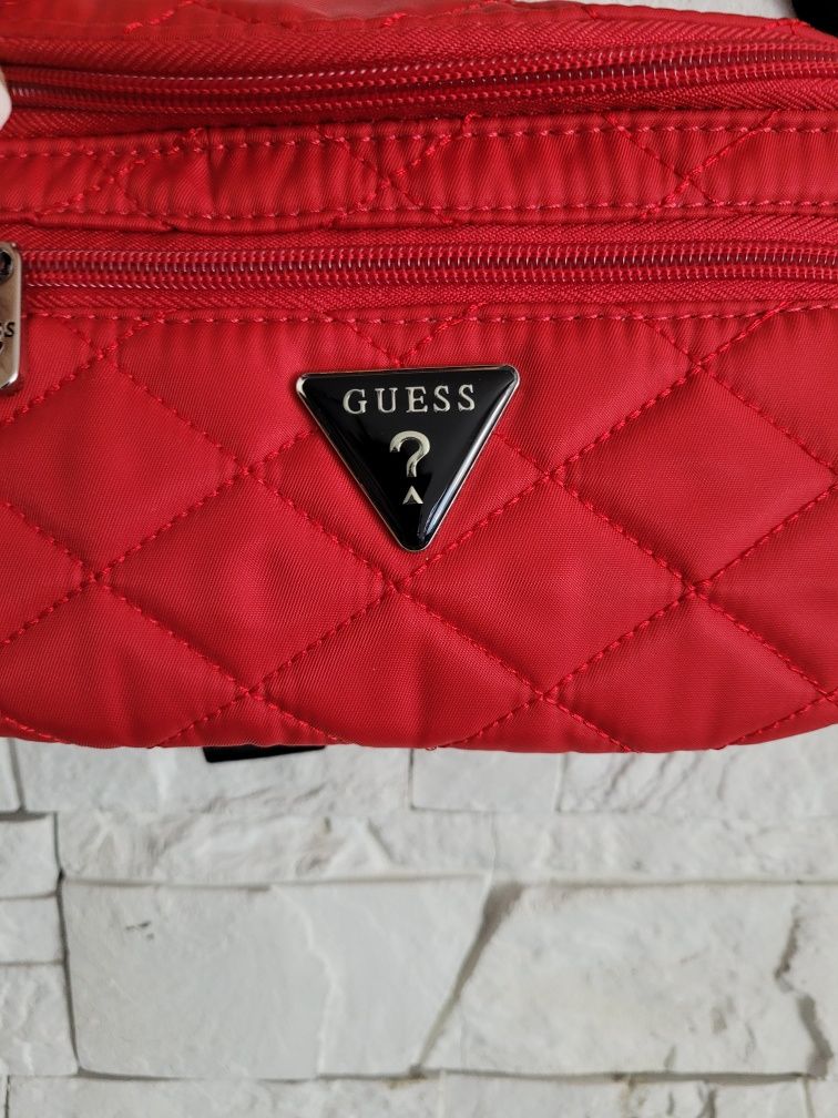 Чанта за кръста на Guess