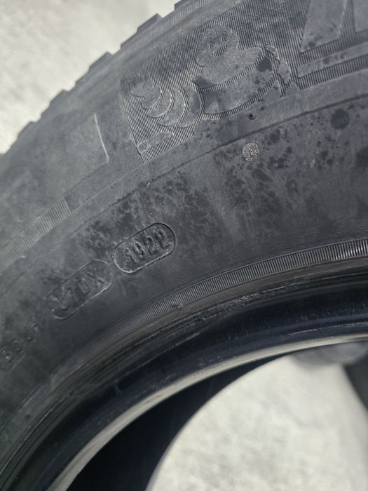 2 Броя Бусови 225/75/16C Michelin 5,6mm 22dot