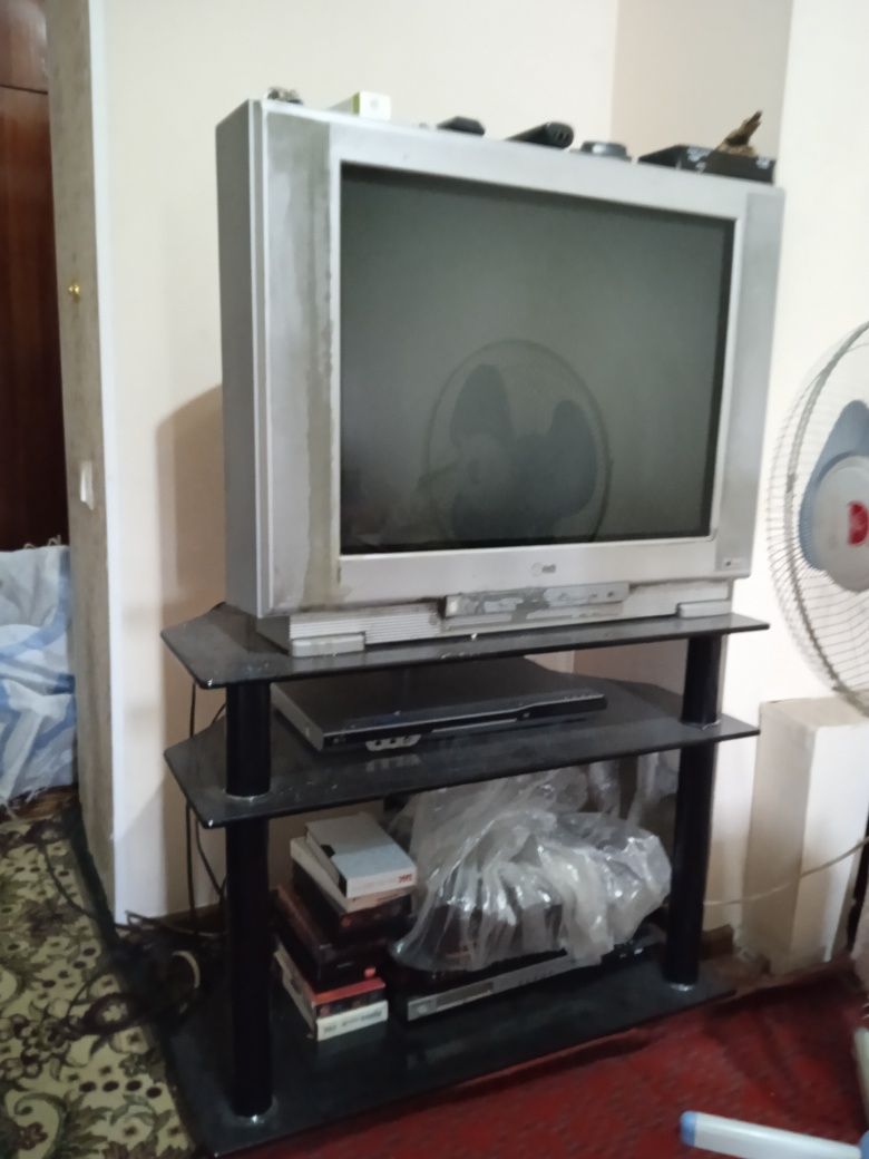 Два телевизор и один поставка