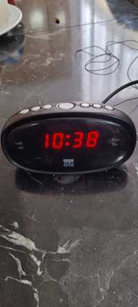 Radio cu ceas și alarmă