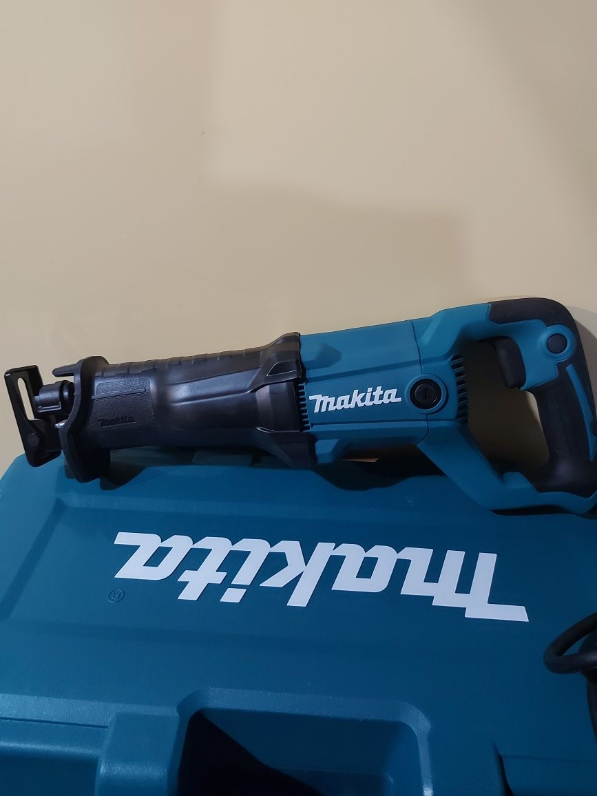 Нов саблен трион Makita JR3051