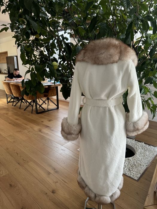 Vand palton din lana alcantara cu vulpe naturala la 1400 lei!