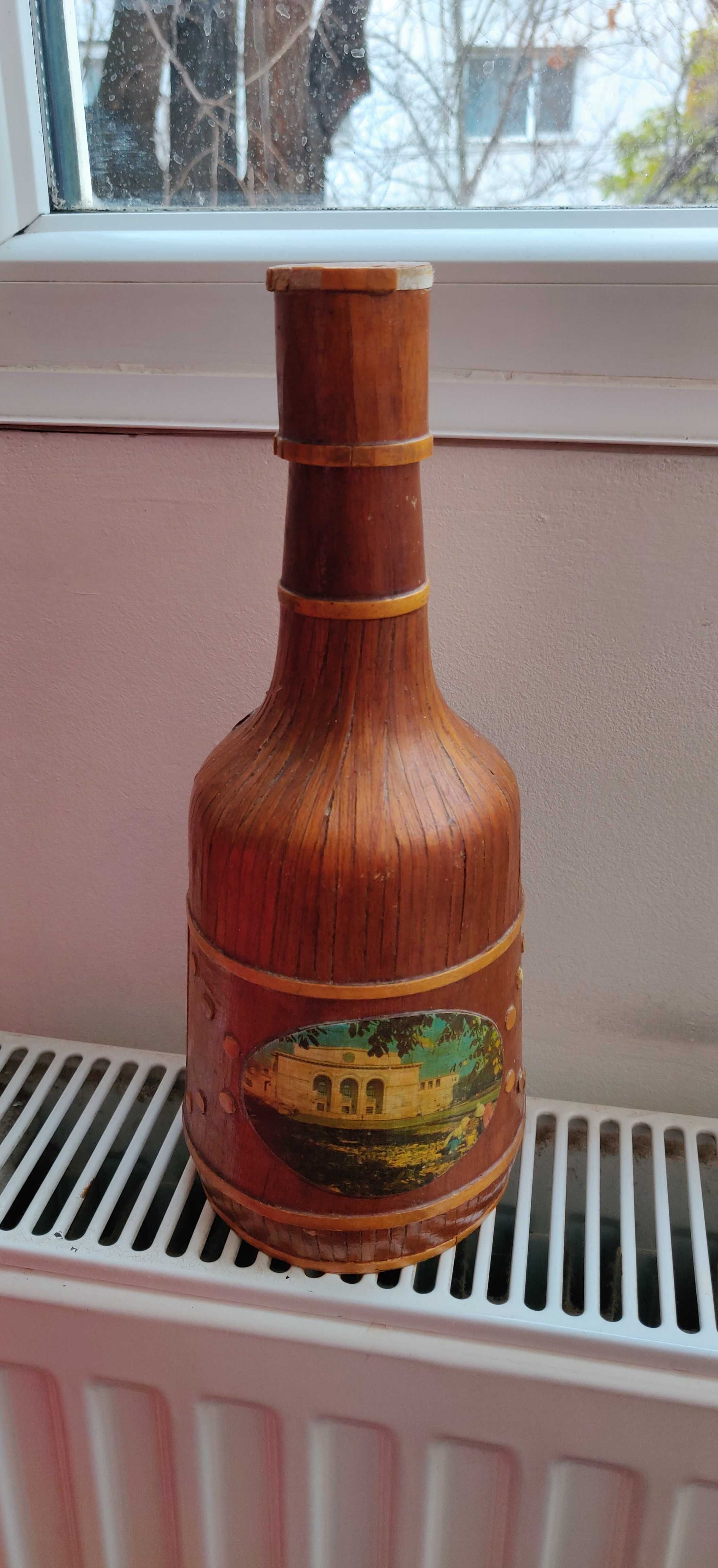 Sticla veche imbracata in lemn Cotnari