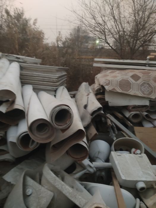 Линолеум срочно сотилади 400 квадратча