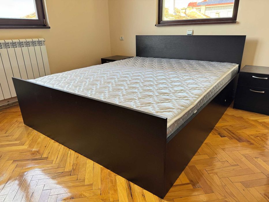 Спалня с матрак 160/200 с повдигащ механизъм и две нощни шкафчета