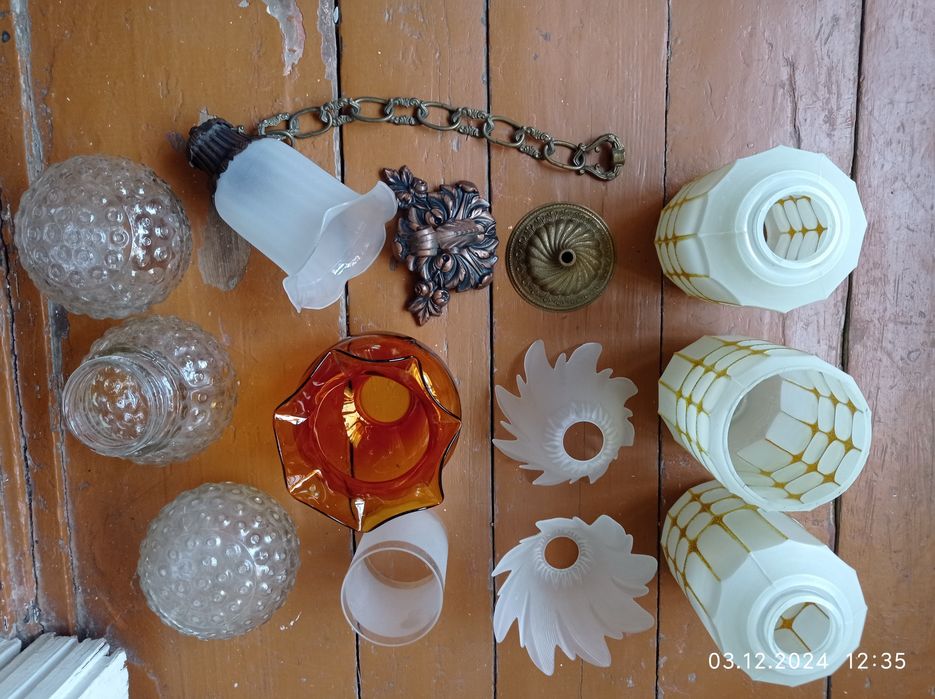 Продам люстру и плафоны, лампочки.