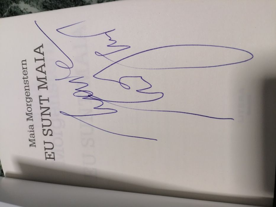 Vand carte autobiografica cu semnatura Maia Morgenstern