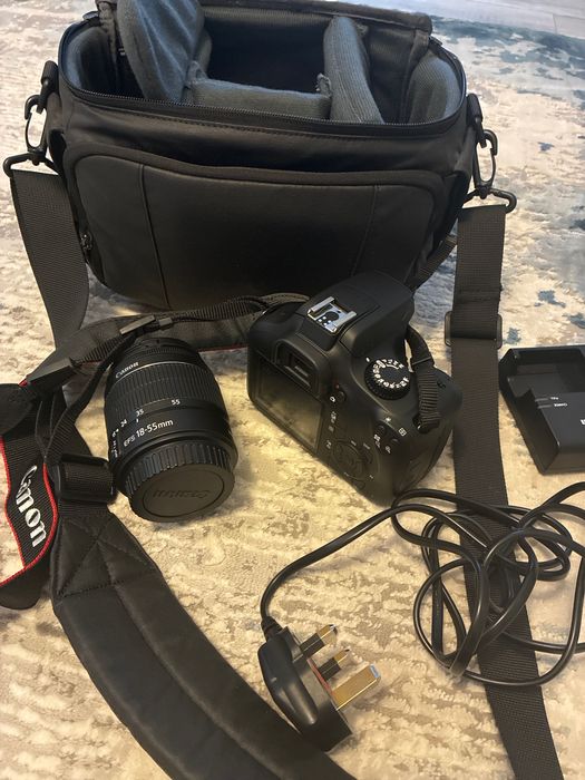 Vand aparat foto DSLR  CANON EOS 4000D plus obiectivul mic si geanta
