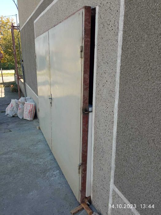 Желязна гаражна врата